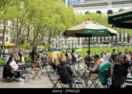 Besucher jeden Alters genießen den Frühling im Bryant Park, 2023, New York City, USA Stockfoto