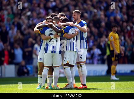 Brighton und Hove Albion's Deniz Unsti feiern das Eröffnungstor mit Teamkollegen während des Premier League-Spiels im AMEX Stadium, Brighton. Foto: Samstag, 29. April 2023. Stockfoto