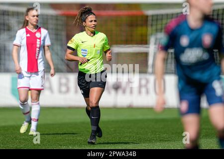 Amsterdam, Niederlande. 29. April 2023. AMSTERDAM, NIEDERLANDE - APRIL 29: Schiedsrichterin Shona Shukrula während des Azerion Eredivisie Women-Spiels zwischen Ajax und FC Twente im Sportpark De Toekomst am 29. April 2023 in Amsterdam, Niederlande (Foto von Patrick Goosen/Orange Pictures) Guthaben: Orange Pics BV/Alamy Live News Stockfoto