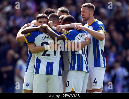 Brighton und Hove Albion's Deniz Unsti feiern das Eröffnungstor mit Teamkollegen während des Premier League-Spiels im AMEX Stadium, Brighton. Foto: Samstag, 29. April 2023. Stockfoto