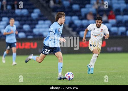 Sydney, Australien. 29. April 2023. Max Burgess vom Sydney FC kontrolliert den Ball während des Spiels zwischen dem Sydney FC und den Jets im Allianz Stadium am 29. April 2023 in Sydney, Australien. Gutschrift: IOIO IMAGES/Alamy Live News Stockfoto