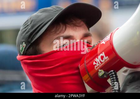 Glasgow, Schottland, Großbritannien. 29. April 2023. Ein Mitglied der Jungen Kommunistischen Liga marschiert gemeinsam mit Aktivisten durch die Stadt vom George Square zum Queens Park, um den STUC May Day zu feiern. Kredit: Skully/Alamy Live News Stockfoto