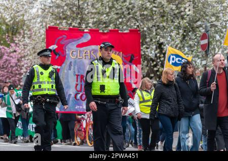 Glasgow, Schottland, Großbritannien. 29. April 2023. Aktivisten marschieren durch die Stadt vom George Square zum Queens Park, um den STUC May Day zu feiern. Kredit: Skully/Alamy Live News Stockfoto