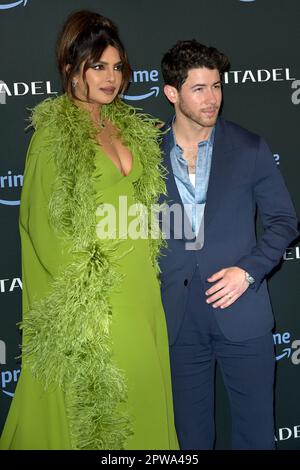 Rom, Italien. 29. April 2023. Die indische Schauspielerin Pryanka Chopra Jonas und der amerikanische Sänger Nick Jonas nehmen an der Premiere der Serie Prime Citadel im modernen Kino Teil. Rom (Italien), 21. April 2023. Kredit: dpa/Alamy Live News Stockfoto