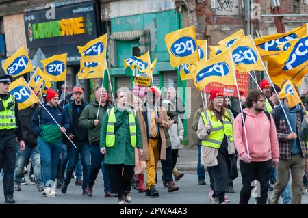 Glasgow, Schottland, Großbritannien. 29. April 2023. Aktivisten marschieren durch die Stadt vom George Square zum Queens Park, um den STUC May Day zu feiern. Kredit: Skully/Alamy Live News Stockfoto
