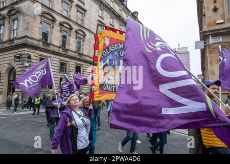 Glasgow, Schottland, Großbritannien. 29. April 2023. Aktivisten marschieren durch die Stadt vom George Square zum Queens Park, um den STUC May Day zu feiern. Kredit: Skully/Alamy Live News Stockfoto