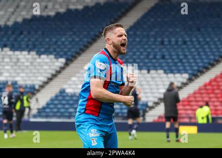 Glasgow, Großbritannien. 29. April 2023. Das erste Halbfinale des Scottish Cup wurde zwischen Falkirk und Inverness Caledonian Thistle im Hampden Park, Glasgow, Schottland, Großbritannien, gespielt. Inverness hat gewonnen. Mit 3 Toren bis 0 mit Toren von Billy McKay, Nummer 9, 7 Minuten (Elfmeter) und 57 Minuten. Mit einem weiteren von Daniel MacKay, Nummer 17, in 34 Minuten. Inverness spielt nun den Gewinner des nächsten Halbfinales zwischen Rangers und Celtic. Kredit: Findlay/Alamy Live News Stockfoto