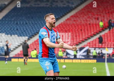 Glasgow, Großbritannien. 29. April 2023. Das erste Halbfinale des Scottish Cup wurde zwischen Falkirk und Inverness Caledonian Thistle im Hampden Park, Glasgow, Schottland, Großbritannien, gespielt. Inverness hat gewonnen. Mit 3 Toren bis 0 mit Toren von Billy McKay, Nummer 9, 7 Minuten (Elfmeter) und 57 Minuten. Mit einem weiteren von Daniel MacKay, Nummer 17, in 34 Minuten. Inverness spielt nun den Gewinner des nächsten Halbfinales zwischen Rangers und Celtic. Kredit: Findlay/Alamy Live News Stockfoto