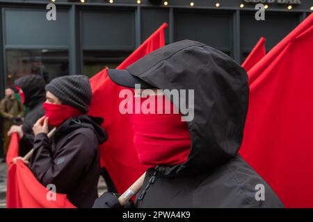 Glasgow, Schottland, Großbritannien. 29. April 2023. Mitglieder der Kommunistischen Jungliga marschieren gemeinsam mit Aktivisten durch die Stadt vom George Square zum Queens Park, um den STUC May Day zu feiern. Kredit: Skully/Alamy Live News Stockfoto