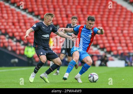 Glasgow, Großbritannien. 29. April 2023. Das erste Halbfinale des Scottish Cup wurde zwischen Falkirk und Inverness Caledonian Thistle im Hampden Park, Glasgow, Schottland, Großbritannien, gespielt. Inverness hat gewonnen. Mit 3 Toren bis 0 mit Toren von Billy McKay, Nummer 9, 7 Minuten (Elfmeter) und 57 Minuten. Mit einem weiteren von Daniel MacKay, Nummer 17, in 34 Minuten. Inverness spielt nun den Gewinner des nächsten Halbfinales zwischen Rangers und Celtic. Kredit: Findlay/Alamy Live News Stockfoto