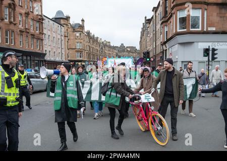 Glasgow, Schottland, Großbritannien. 29. April 2023. Aktivisten marschieren durch die Stadt vom George Square zum Queens Park, um den STUC May Day zu feiern. Kredit: Skully/Alamy Live News Stockfoto
