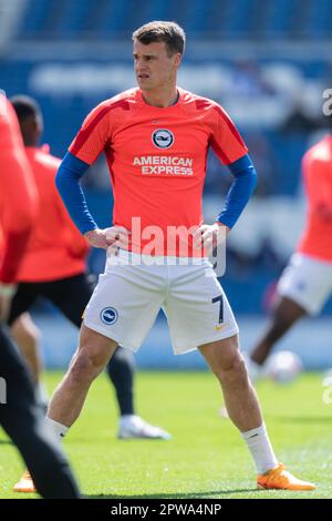 Solly March of Brighton und Hove Albion erwärmen sich vor dem Spiel der Premier League zwischen Brighton und Hove Albion und Wolverhampton Wanderers im American Express Community Stadium, Brighton und Hove, England, am 29. April 2023. Foto: Grant Winter. Nur redaktionelle Verwendung, Lizenz für kommerzielle Verwendung erforderlich. Keine Verwendung bei Wetten, Spielen oder Veröffentlichungen von Clubs/Ligen/Spielern. Kredit: UK Sports Pics Ltd/Alamy Live News Stockfoto