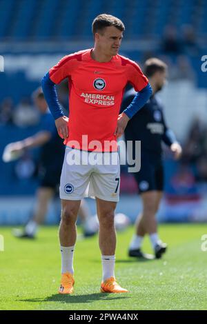 Solly March of Brighton und Hove Albion erwärmen sich vor dem Spiel der Premier League zwischen Brighton und Hove Albion und Wolverhampton Wanderers im American Express Community Stadium, Brighton und Hove, England, am 29. April 2023. Foto: Grant Winter. Nur redaktionelle Verwendung, Lizenz für kommerzielle Verwendung erforderlich. Keine Verwendung bei Wetten, Spielen oder Veröffentlichungen von Clubs/Ligen/Spielern. Kredit: UK Sports Pics Ltd/Alamy Live News Stockfoto