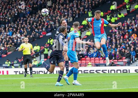 Glasgow, Großbritannien. 29. April 2023. Das erste Halbfinale des Scottish Cup wurde zwischen Falkirk und Inverness Caledonian Thistle im Hampden Park, Glasgow, Schottland, Großbritannien, gespielt. Inverness hat gewonnen. Mit 3 Toren bis 0 mit Toren von Billy McKay, Nummer 9, 7 Minuten (Elfmeter) und 57 Minuten. Mit einem weiteren von Daniel MacKay, Nummer 17, in 34 Minuten. Inverness spielt nun den Gewinner des nächsten Halbfinales zwischen Rangers und Celtic. Kredit: Findlay/Alamy Live News Stockfoto