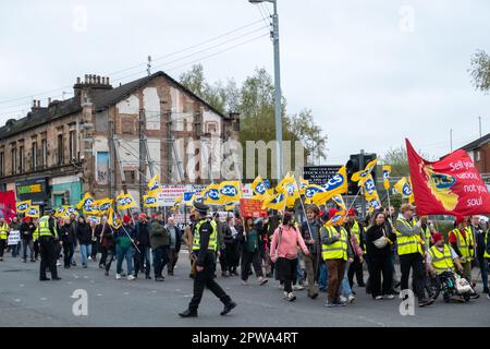 Glasgow, Schottland, Großbritannien. 29. April 2023. Aktivisten marschieren durch die Stadt vom George Square zum Queens Park, um den STUC May Day zu feiern. Kredit: Skully/Alamy Live News Stockfoto