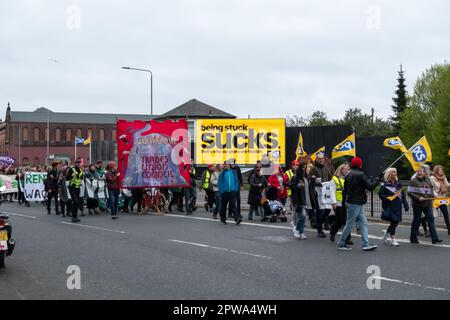 Glasgow, Schottland, Großbritannien. 29. April 2023. Aktivisten marschieren durch die Stadt vom George Square zum Queens Park, um den STUC May Day zu feiern. Kredit: Skully/Alamy Live News Stockfoto