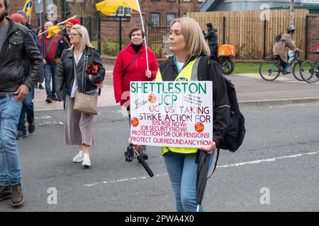Glasgow, Schottland, Großbritannien. 29. April 2023. Aktivisten marschieren durch die Stadt vom George Square zum Queens Park, um den STUC May Day zu feiern. Kredit: Skully/Alamy Live News Stockfoto