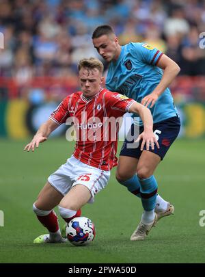 Tommy Conway von Bristol City (links) und Burnley Taylor Harwood-Bellis kämpfen während des Sky Bet Championship-Spiels in Ashton Gate, Bristol, um den Ball. Foto: Samstag, 29. April 2023. Stockfoto