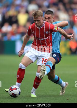 Tommy Conway von Bristol City (links) und Burnley Taylor Harwood-Bellis kämpfen während des Sky Bet Championship-Spiels in Ashton Gate, Bristol, um den Ball. Foto: Samstag, 29. April 2023. Stockfoto