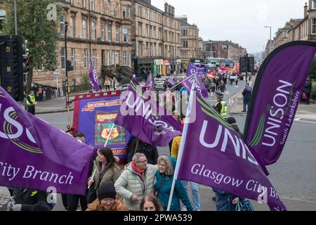 Glasgow, Schottland, Großbritannien. 29. April 2023. Aktivisten marschieren durch die Stadt vom George Square zum Queens Park, um den STUC May Day zu feiern. Kredit: Skully/Alamy Live News Stockfoto