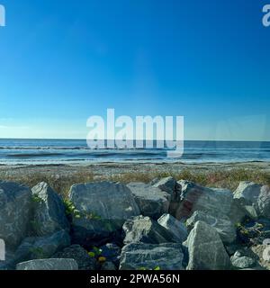 Der Strand in St. Simons Island, Georgia, an einem sonnigen Tag. Stockfoto