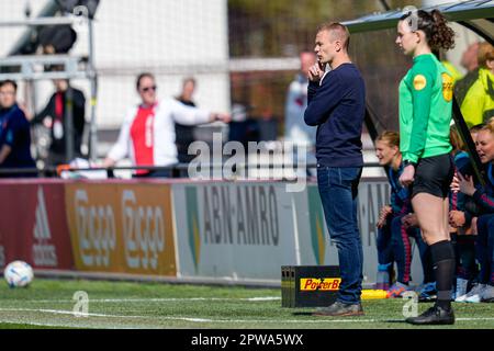 Amsterdam, Niederlande. 29. April 2023. AMSTERDAM, NIEDERLANDE - APRIL 29: Cheftrainer Joran Pot vom FC Twente schaut auf das Azerion Eredivisie Women Match zwischen Ajax und FC Twente im Sportpark De Toekomst am 29. April 2023 in Amsterdam, Niederlande (Foto von Patrick Goosen/Orange Pictures). Guthaben: Orange Pics BV/Alamy Live News Stockfoto