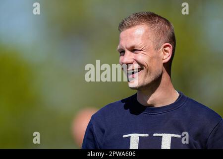 Amsterdam, Niederlande. 29. April 2023. AMSTERDAM, NIEDERLANDE - APRIL 29: Cheftrainer Joran Pot vom FC Twente schaut auf das Azerion Eredivisie Women Match zwischen Ajax und FC Twente im Sportpark De Toekomst am 29. April 2023 in Amsterdam, Niederlande (Foto von Patrick Goosen/Orange Pictures). Guthaben: Orange Pics BV/Alamy Live News Stockfoto