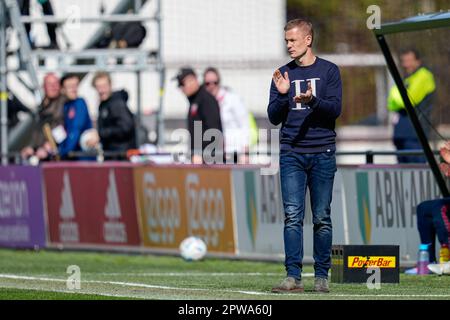 Amsterdam, Niederlande. 29. April 2023. AMSTERDAM, NIEDERLANDE - APRIL 29: Cheftrainer Joran Pot vom FC Twente klatscht beim Azerion Eredivisie Women Match zwischen Ajax und FC Twente im Sportpark De Toekomst am 29. April 2023 in Amsterdam, Niederlande (Foto von Patrick Goosen/Orange Pictures). Kredit: Orange Pics BV/Alamy Live News Stockfoto