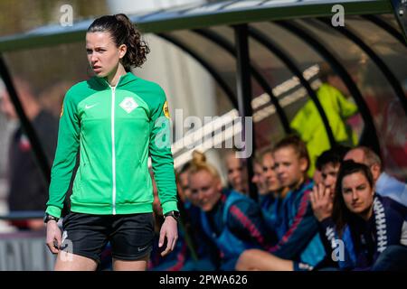 Amsterdam, Niederlande. 29. April 2023. AMSTERDAM, NIEDERLANDE - 29. APRIL: 4. Uhr Offizielles Manon Plandsoen während des Azerion Eredivisie Women-Spiels zwischen Ajax und FC Twente im Sportpark De Toekomst am 29. April 2023 in Amsterdam, Niederlande (Foto von Patrick Goosen/Orange Pictures) Guthaben: Orange Pics BV/Alamy Live News Stockfoto