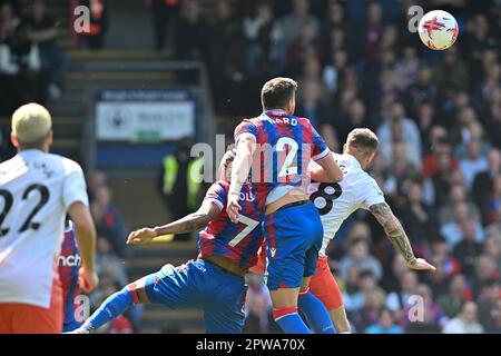 Joel ward und Michael Olise vom Crystal Palace FC und Pablo Fornals von West Ham United fordern während des Premier League-Spiels zwischen Crystal Palace und West Ham United am Selhurst Park, London, England am 29. April 2023 den High Ball. Foto von Phil Hutchinson. Nur redaktionelle Verwendung, Lizenz für kommerzielle Verwendung erforderlich. Keine Verwendung bei Wetten, Spielen oder Veröffentlichungen von Clubs/Ligen/Spielern. Kredit: UK Sports Pics Ltd/Alamy Live News Stockfoto