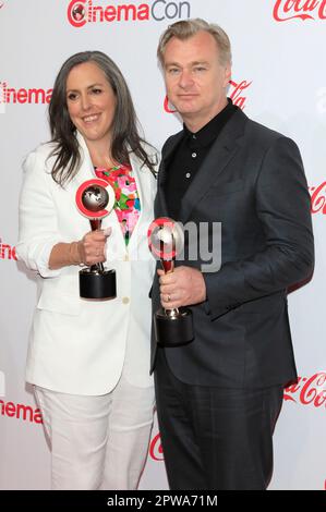 Emma Thomas und Christopher Nolan bei der Verleihung der Big Screen Achievement Awards im Rahmen der CinemaCon 2023 im Omnia Nightclub vom Caesars Palace. Las Vegas, 27.04.2023 Stockfoto