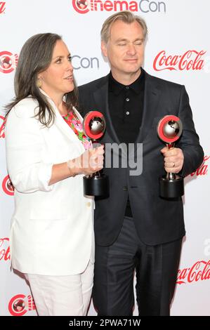 Emma Thomas und Christopher Nolan bei der Verleihung der Big Screen Achievement Awards im Rahmen der CinemaCon 2023 im Omnia Nightclub vom Caesars Palace. Las Vegas, 27.04.2023 Stockfoto