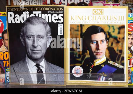 King Charles III Radio Times Magazin Titelseite und junger Prince of Wales Charles auf OK Titelblatt Magazine im Ladenregal Großbritannien 2023 KATHY DEWITT Stockfoto