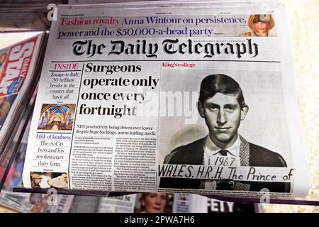 Die Tageszeitung „Surgeons operieren nur einmal alle zwei Wochen“ Schlagzeilen und der junge Charles Prince of Wales 1967 Porträt London UK Stockfoto