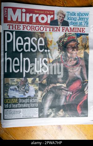 Daily Mirror Titelzeitung Überschrift 'Please help US' Ostafrika Kenia Wasserkrise Dürreopfer Artikel 28 April 2023 London England UK Stockfoto