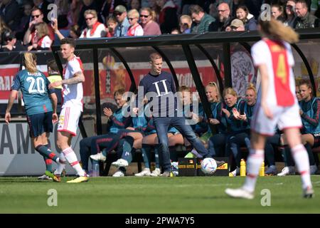 AMSTERDAM - FC Twente Coach Joran Pot (c) beim niederländischen Eredivisie Frauenspiel zwischen Ajax und FC Twente im Sportkomplex de Toekomst am 29. April 2023 in Amsterdam, Niederlande. ANP GERRIT VAN COLOGNE Stockfoto