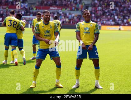 Danilo von Nottingham Forest feiert das Eröffnungstor mit Renan Lodi (links) während des Premier League-Spiels im GTECH Community Stadium in London. Foto: Samstag, 29. April 2023. Stockfoto