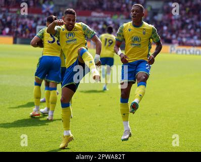 Danilo von Nottingham Forest feiert das Eröffnungstor mit Renan Lodi (links) während des Premier League-Spiels im GTECH Community Stadium in London. Foto: Samstag, 29. April 2023. Stockfoto