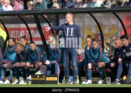 AMSTERDAM - FC Twente Coach Joran Pot (c) beim niederländischen Eredivisie Frauenspiel zwischen Ajax und FC Twente im Sportkomplex de Toekomst am 29. April 2023 in Amsterdam, Niederlande. ANP GERRIT VAN KOLOLEN Stockfoto