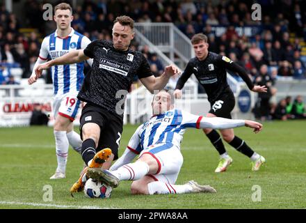 Barrow's George Ray (links) und Hartlepool United Matthew Dolan kämpfen um den Ball während des Spiels Sky Bet League 2 im Suit Direct Stadium, Hartlepool. Foto: Samstag, 29. April 2023. Stockfoto