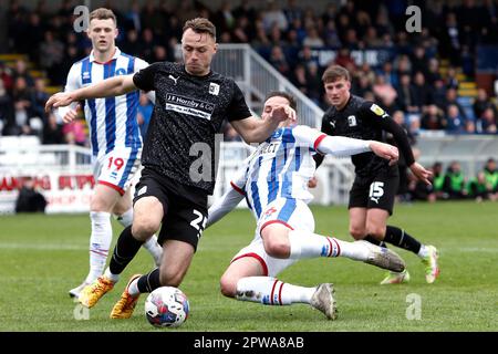 Barrow's George Ray (links) und Hartlepool United Matthew Dolan kämpfen um den Ball während des Spiels Sky Bet League 2 im Suit Direct Stadium, Hartlepool. Foto: Samstag, 29. April 2023. Stockfoto