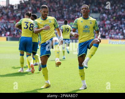 London, Großbritannien. 29. April 2023. Danilo (R) aus Nottingham Forest feiert gemeinsam mit Renan Lodi aus Nottingham Forest das Eröffnungstor während des Premier League-Spiels im GTECH Community Stadium, London. Das Bild sollte lauten: Paul Terry/Sportimage Credit: Sportimage Ltd/Alamy Live News Stockfoto