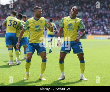 London, Großbritannien. 29. April 2023. Danilo (R) aus Nottingham Forest feiert gemeinsam mit Renan Lodi aus Nottingham Forest das Eröffnungstor während des Premier League-Spiels im GTECH Community Stadium, London. Das Bild sollte lauten: Paul Terry/Sportimage Credit: Sportimage Ltd/Alamy Live News Stockfoto