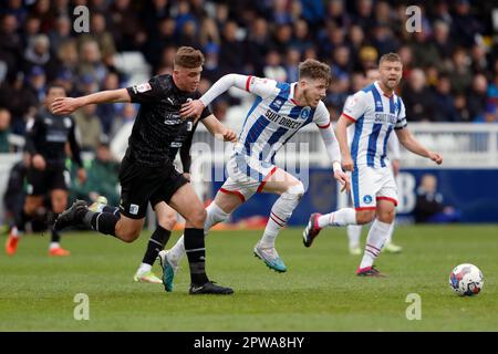 Tom Crawford von Hartlepool United (rechts) und Rory Feely von Barrow kämpfen während des Spiels Sky Bet League 2 im Suit Direct Stadium in Hartlepool um den Ball. Foto: Samstag, 29. April 2023. Stockfoto