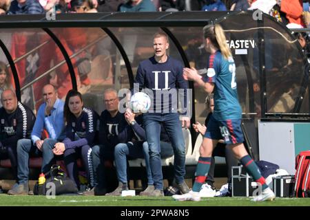 AMSTERDAM - FC Twente Coach Joran Pot beim niederländischen Eredivisie Frauenspiel zwischen Ajax und FC Twente im Sportkomplex de Toekomst am 29. April 2023 in Amsterdam, Niederlande. ANP GERRIT VAN KOLOLEN Stockfoto