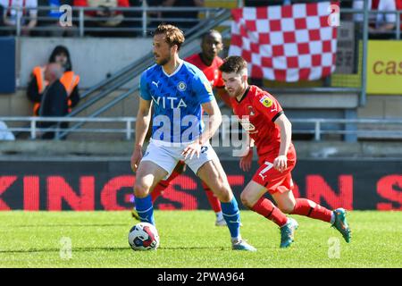 Joe Lewis kämpft am Samstag, den 29. April 2023 im Matchroom-Stadion in London um Besitz mit Paul Smyth von Leyton Orient während des Sky Bet League 2-Spiels zwischen Leyton Orient und Stockport County. (Foto: Ivan Yordanov | MI News) Guthaben: MI News & Sport /Alamy Live News Stockfoto