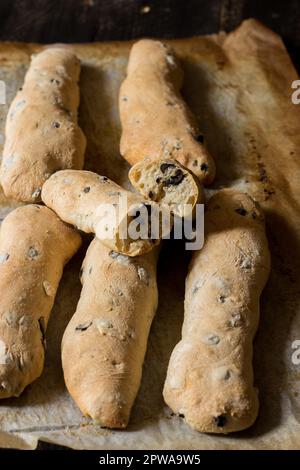 Laibe mit 00 g Mehl und schwarze Oliven, hausgemacht und in einem Holzofen gekocht Stockfoto