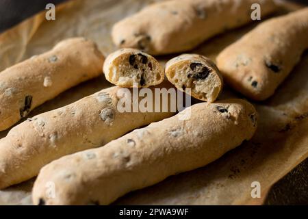 Laibe mit 00 g Mehl und schwarze Oliven, hausgemacht und in einem Holzofen gekocht Stockfoto