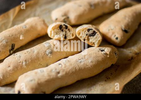 Laibe mit 00 g Mehl und schwarze Oliven, hausgemacht und in einem Holzofen gekocht Stockfoto