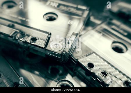 Nahaufnahme von Audiokassetten in Schwarzweiß mit geringer Schärfentiefe Stockfoto